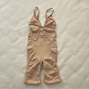 - SKIMS SEAMLESS SCULPT MID THIGH BODYSUIT NWOT SIZE L